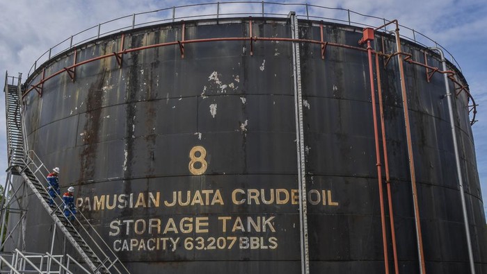 Perwira Pertamina bersepeda di dekat pipa penyaluran BBM di Tarakan, Kalimantan Utara.