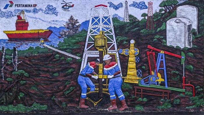 KISAH TARAKAN FIELD Perwira Pertamina bersepeda di dekat pipa penyaluran BBM di Tarakan, Kalimantan Utara.
