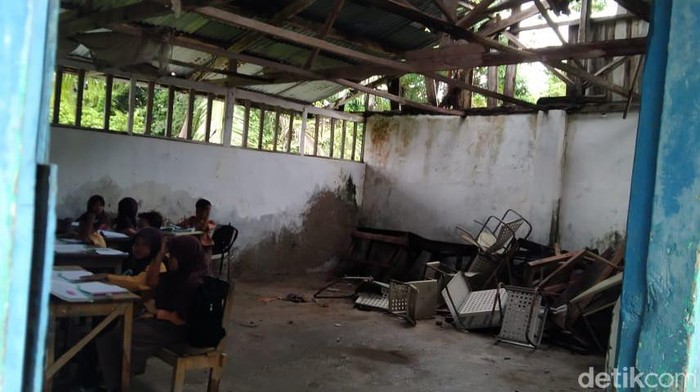 Kondisi atap SDN Sabuntan Sumenep rusak berat