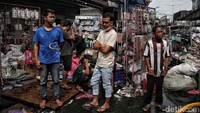 Tampak warga berkumpul di lokasi dan menyaksikan proses pemadaman api.