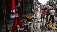 Akan tetapi, peristiwa tersebut membuat sampah plastik berserakan dimana-mana.