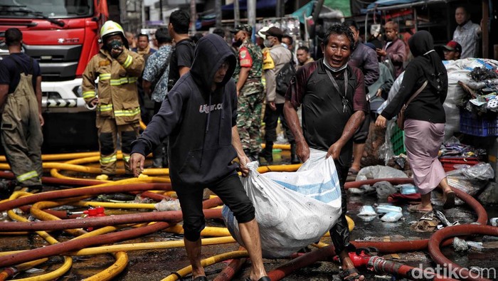 Kondisi Terkini di Pasar Asemka, Api Berhasil Dipadamkan Pasar pagi Asemka mengalami kebakaran pada pukul 11.15 WIB. Saat ini, api berhasil dipadamkan oleh petugas.