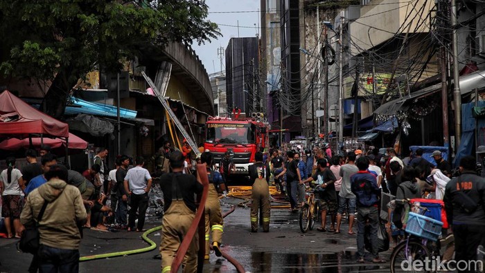 Pasar pagi Asemka mengalami kebakaran pada pukul 11.15 WIB. Saat ini, api berhasil dipadamkan oleh petugas.
