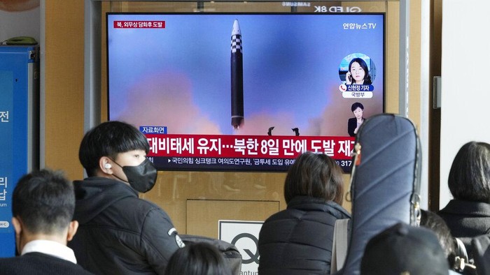 Korea Utara kembali menembakkan sebuah rudal balistik antarbenua. Ini menjadi aktivitas peluncuran rudal kedua yang dilakukan Pyongyang dalam dua hari terakhir.