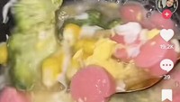 Netizen bernama Sabila juga sempat mengunggah kreasi sup di dalam rice cooker ke TikTok. Sup buatannya ini tampak menggugah selera, berisikan brokoli, sosis, dan telur yang nikmat disantap bersama nasi putih. Foto: Twitter/TikTok