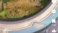 Masakan berkuah lain yang bisa dimasak menggunakan rice cooker adalah seblak. Netizen bernama Rima ini menunjukkan kreasi seblaknya yang tampak lezat dengan isian telur, sawi, kerupuk, dan bahan lainnya. Foto: Twitter/TikTok
