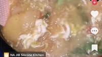 Anak kos lainnya juga ada yang berkreasi dengan ceker ayam. Ceker ayam itu dimasak dengan bumbu pindang berkuah gurih pedas. Ia juga memasaknya menggunakan rice cooker. Foto: Twitter/TikTok