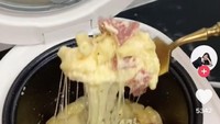 TikToker Angie Stee juga pernah menunjukkan kreasi masakan menggunakan rice cooker yang praktis. Ia membuat mac & cheese yang kejunya lumer. Kreasinya tampak menggugah selera walaupun hanya menggunakan alat seadanya. Foto: Twitter/TikTok