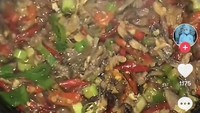 Tak hanya memasak nasi, tapi rice cooker juga bisa digunakan untuk mengukus adonan kue. Trik ini digunakan oleh seorang netizen di TikTok ketika membuat brownies untuk kue ulang tahun. Foto: Twitter/TikTok