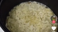 Ada juga netizen di TikTok yang menggunakan rice cooker untuk memasak mie instan. Biasanya anak kosan ini tidak memiliki panci dan dapur umum untuk memasak, sehingga satu-satunya cara menggunakan rice cooker. Foto: Twitter/TikTok