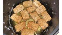 Salah seorang netizen di Twitter mengunggah foto memasak tempe goreng di dalam rice cooker. Ternyata, menggoreng di dalam panci rice cooker bisa dilakukan dan terbukti matang. Foto: Twitter/TikTok