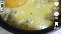 Kalau ingin kreasi nasi yang nikmat, bsia mengikuti resep dari food influencer PS Novi. Ia membuat butter rice yang gurih sedap dengan tambahan telur dan keju. Foto: Twitter/TikTok
