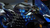 Terdapat desain segi enam yang melabur disekujur body dari Kymco SuperNEX ini, walhasil membentuk lubang-lubang. Foto: Kymco