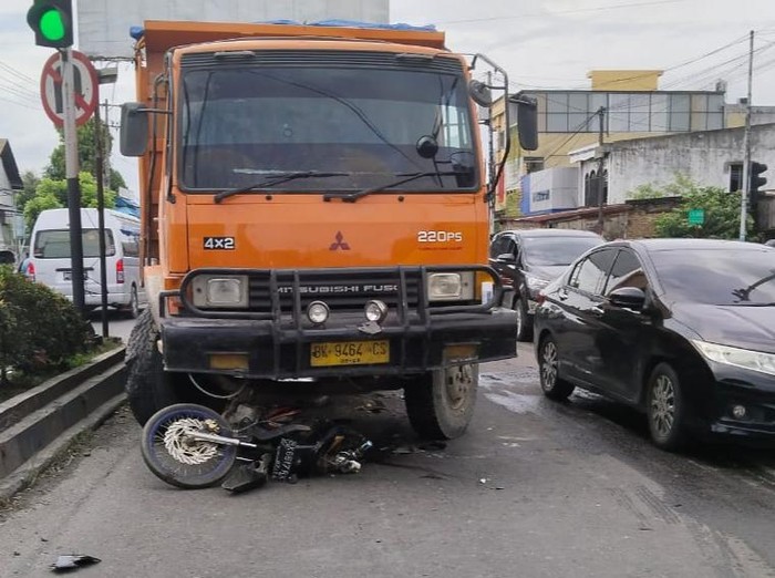 Kondisi dua kendaraan usai terjadi laka lantas. Dok Humas Polres Binjai.