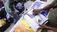 Mayoritas pembeli mencari jersey sepakbola.