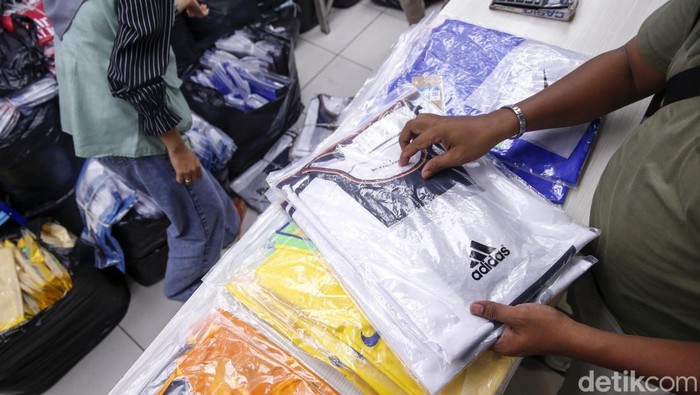 Laris Manis Jersey Bola Jelang Piala Dunia 2022 Pedagang Kaos Bola negara-negara peserta piala dunia di Blok B Tanah Abang melayani pembeli, Jakarta, Jumat (18/11/2022). Menjelang gelaran Piala Dunia Qatar 2022 yang akan berlangsung pada 20 November-18 Desember 2022, penjualan Kaos Bola di tempat ini naik drastis sejak sebulan terakhir.