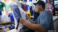 Menjelang Piala Dunia 2022, penjualan jersey sepakbola naik drastis sejak sebulan terakhir.