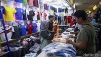 Jersey-jersey di Blok B Tanah Abang dijual dengan harga puluhan hingga ratusan ribu rupiah.