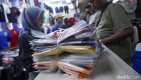 Biasanya mereka berbelanja untuk dijual kembali.