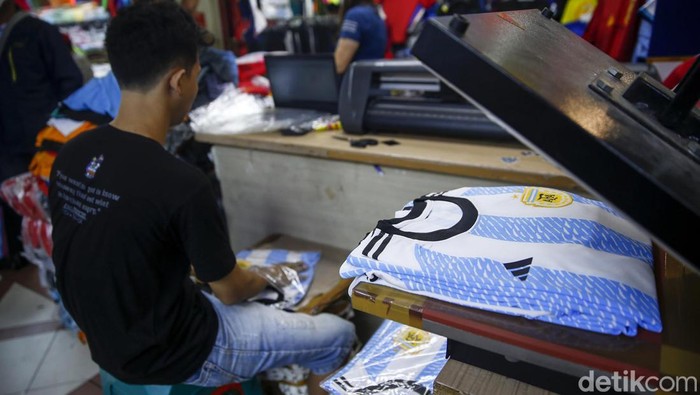 Laris Manis Jersey Bola Jelang Piala Dunia 2022 Pedagang Kaos Bola negara-negara peserta piala dunia di Blok B Tanah Abang melayani pembeli, Jakarta, Jumat (18/11/2022). Menjelang gelaran Piala Dunia Qatar 2022 yang akan berlangsung pada 20 November-18 Desember 2022, penjualan Kaos Bola di tempat ini naik drastis sejak sebulan terakhir.