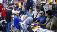 Kios-kios perlengkapan olahraga mulai diserbu pembeli, Jumat (18/11/2022).