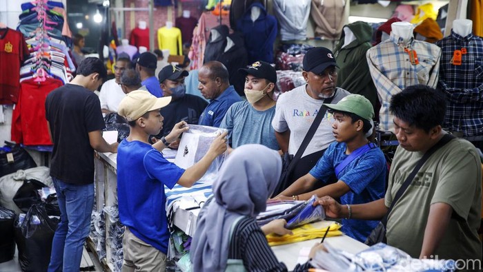 Laris Manis Jersey Bola Jelang Piala Dunia 2022 Pedagang Kaos Bola negara-negara peserta piala dunia di Blok B Tanah Abang melayani pembeli, Jakarta, Jumat (18/11/2022). Menjelang gelaran Piala Dunia Qatar 2022 yang akan berlangsung pada 20 November-18 Desember 2022, penjualan Kaos Bola di tempat ini naik drastis sejak sebulan terakhir.