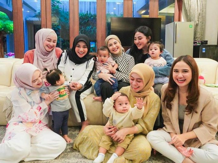 Kebersamaan Lesti Kejora dengan teman arisannya.