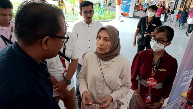 Liburan Keluar Negeri Jadi Makin Nyaman dengan Paket RoaMax Telkomsel terus memanjakan penggunanya dengan menghadirkan paket RoarMax untuk keluarga Indonesia yang menyiapkan diri liburan keluar negeri. Nggak perlu khawatir lagi soal komunikasi.
Biaya roaming tak perlu dikhawatirkan karena akan selalu mudah melakukan komunikasi dengan keluarga yang ditinggalkan. Paket RoaMax, yakni paket roaming terbaru dan terbaik dengan harga dan kuota yang setara dengan SIM card lokal di berbagai negara.