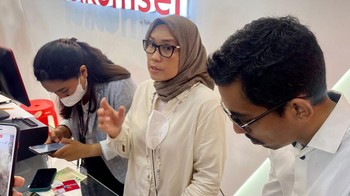 Vice President Consumer Sales Telkomsel Area Jawa Bali - Riny Novitriyanti menjelaskan paket roamMax Telkomsel kepada pelanggan di Bali. 