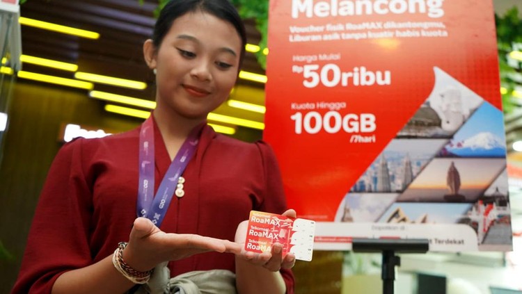 Liburan Keluar Negeri Jadi Makin Nyaman dengan Paket RoaMax Telkomsel terus memanjakan penggunanya dengan menghadirkan paket RoarMax untuk keluarga Indonesia yang menyiapkan diri liburan keluar negeri. Nggak perlu khawatir lagi soal komunikasi.
Biaya roaming tak perlu dikhawatirkan karena akan selalu mudah melakukan komunikasi dengan keluarga yang ditinggalkan. Paket RoaMax, yakni paket roaming terbaru dan terbaik dengan harga dan kuota yang setara dengan SIM card lokal di berbagai negara.