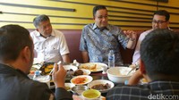 Pantuan detikcom di Rumah Makan Pagi Sore, Saharjo, pukul 13.36 WIB, Jumat (18/11/2022) agenda makan siang telah berlangsung. Suasana makan siang berlangsung santai. Anies terlihat diapit oleh Wakil Ketua Majelis Syura PKS Sohibul Iman dan Sekjen Partai Demokrat Teuku Riefky Harsa. 