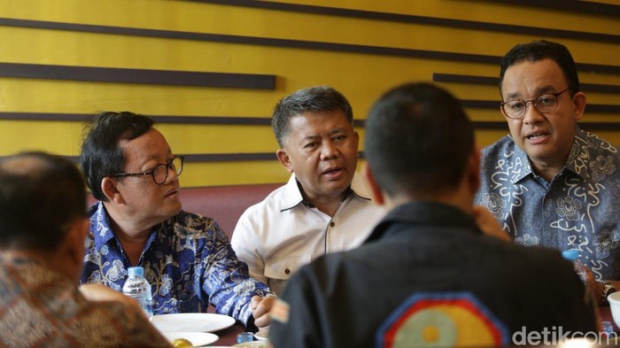 Bakal calon presiden (capres) 2024 Anies Baswedan bertemu dengan tim kecil Koalisi Perubahan. Momen hangat itu terlihat saat makan siang bareng.