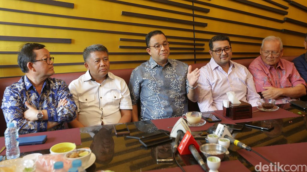 Bakal calon presiden (capres) 2024 Anies Baswedan bertemu dengan tim kecil 'Koalisi Perubahan'. Momen hangat itu terlihat saat makan siang bareng.