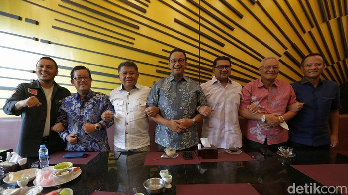 Bakal calon presiden (capres) 2024 Anies Baswedan bertemu dengan tim kecil Koalisi Perubahan. Momen hangat itu terlihat saat makan siang bareng.