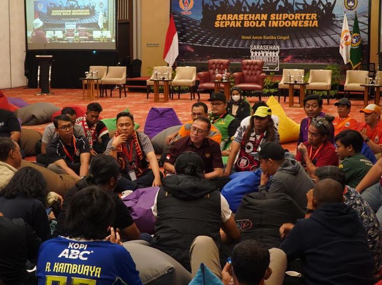 Lihat Lagi Momen Hangat Ketum PSSI Lesehan Bareng Komunitas Suporter