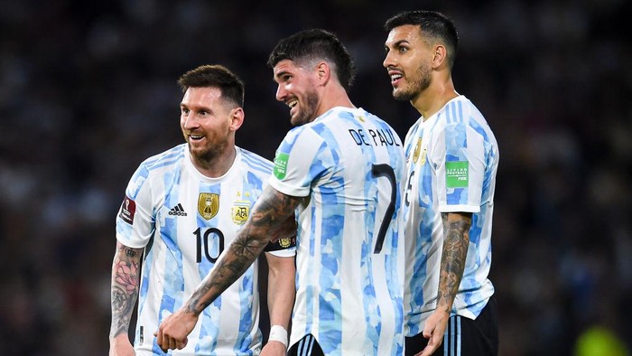 BUENOS AIRES, ARGENTINA - MARCH 25: Lionel Messi, Rodrigo De Paul and Leandro Paredes of Argentina smiles during the FIFA World Cup Qatar 2022 qualification match between Argentina and Venezuela at Estadio Alberto J. Armando on March 25, 2022 in Buenos Aires, Argentina. (Photo by Marcelo Endelli/Getty Images)