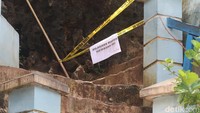 Tampak pula garis polisi terpasang di anak tangga yang menjadi jalur utama menuju gardu tersebut. Pada garis polisi terpasang kertas HVS bertuliskan Dilarang masuk kawasan ini. Foto: Pradito Rida Pertana/detikJateng