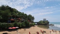 Beberapa pengunjung berada Pantai Kukup siang ini. Kendati demikian, suasana sepi terlihat di gardu pandang puncak pulau Jumino Pantai Kukup, atau lokasi pembunuhan RN. Foto: Pradito Rida Pertana/detikJateng