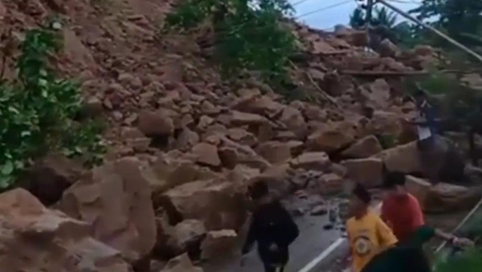 Longsor Majene kembali menutupi Jalan Trans Sulawesi. Arus alu lintas di lokasi lumpuh total.