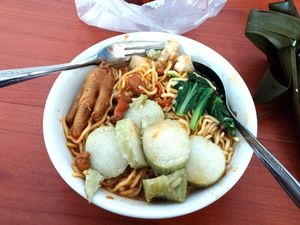 Makin Aneh, Kini Muncul Sekte Makan Mie Ayam Pakai Lontong