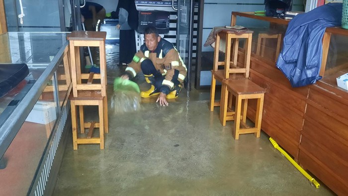 Banjir Di Mamuju Sudah Surut Warga Mulai Kembali Ke Rumah