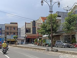 Median Jalan Mastrip Kota Blitar Mendadak Dibongkar, Mau DIbuat Apa?