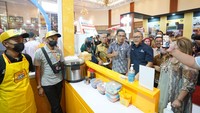 Mendag Zulkifli Hasan menyebut, Indonesia harus percaya diri karena memiliki talenta muda hebat yang mampu menghasilkan produk berkualitas. Ini dibuktikan dengan waralaba yang telah berhasil menembus pasar internasional, salah satunya melalui ribuan jaringan retail Indonesia di Filipina.