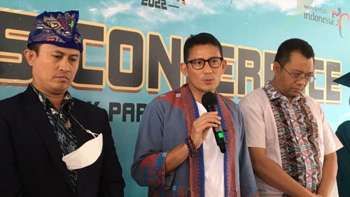 Menparekraf RI Sandiaga Salahuddin Uno saat konferensi pers di Sirkuit Mandalika, Jumat (18/11/2022). (Foto: Ahmad Viqi/detikBali)