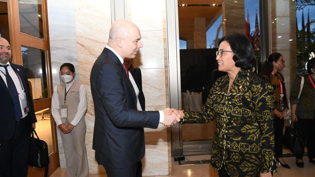Menteri Keuangan Sri Mulyani Indrawati yang mengenakan kain tenun Tidore berwarna kuning keemasan bermotif warisan leluhur Kesultanan Tidore saat gelaran Presidensi G20 Indonesia 2022 di Nusa Dua Bali. (Foto: Rumah Tenun)