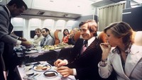 Masih di Lufthansa, pada tahun 1975 menu makanan yang ditawarkan masih mewah. Dengan sentuhan lebih modern dan elegan. Foto: Site/Pool