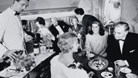 Pada tahun 1950an, banyak maskapai penerbangan yang berlomba-lomba untuk memberikan pelayanan terbaik. Salah satu Lufthansa, yang menawarkan berbagai makanan mewah untuk penumpang kelas pertama. Foto: Site/Pool
