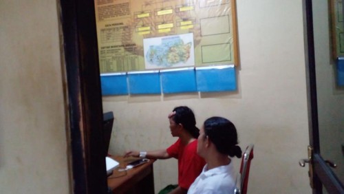 MF (kaos merah) melapor ke Polres Manggarai Barat atas penganiayaan yang dilakukan Tukang Ojek di Labuan Bajo, Jumat (18/11/2022). Foto: IST