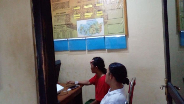 MF (kaos merah) melapor ke Polres Manggarai Barat atas penganiayaan yang dilakukan Tukang Ojek di Labuan Bajo, Jumat (18/11/2022). Foto: IST