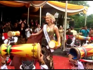 Warga Berebut Tumpeng Lanang Wadon-Miss Universe Nari di HUT Tulungagung